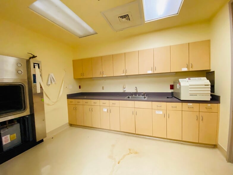 More Photos Of 404 Hall of Fame Dr, Lake City Medical For Lease