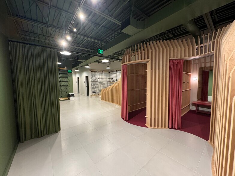 More Photos Of 9421 Mission Rd, Leawood General Retail For Lease