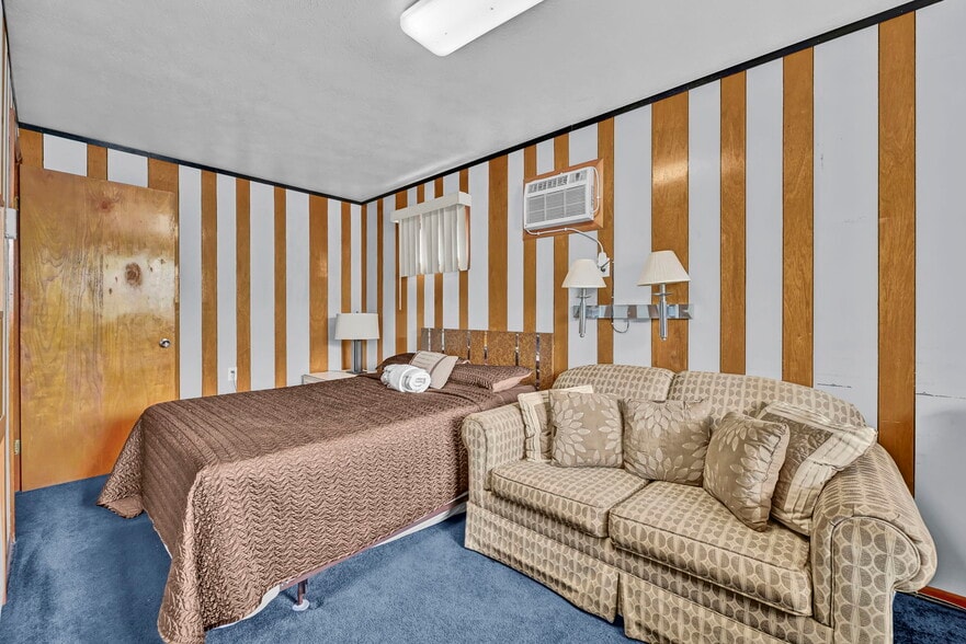 More Photos Of 44077 Oberlin Elyria Rd, Oberlin Hotel For Sale