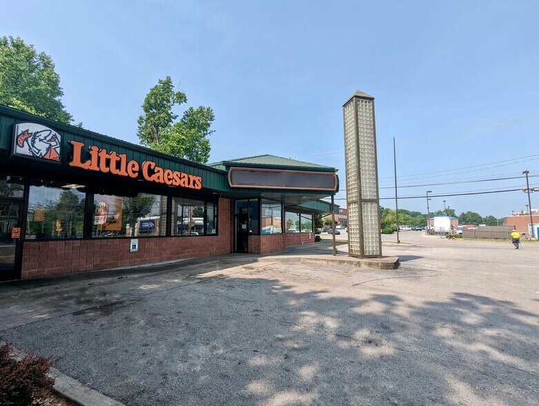 More Photos Of 819 W Main St, Carbondale General Retail For Lease