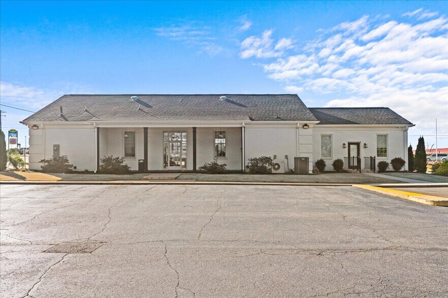 More Photos Of 100 Inman Rd, Lyman Office For Sale