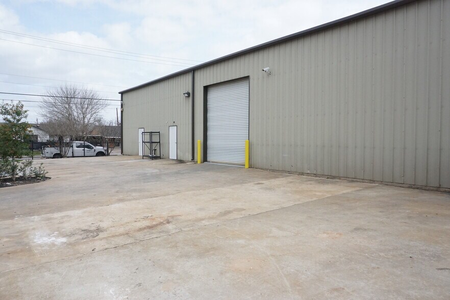 More Photos Of 5603 Northdale St, Houston Warehouse For Lease