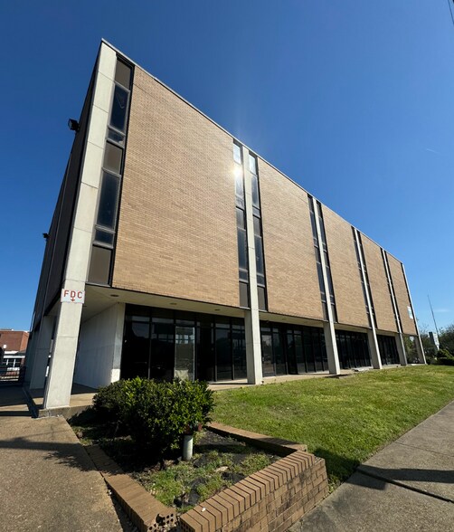 More Photos Of 3000 Walnut Grove Rd, Memphis Office For Sale