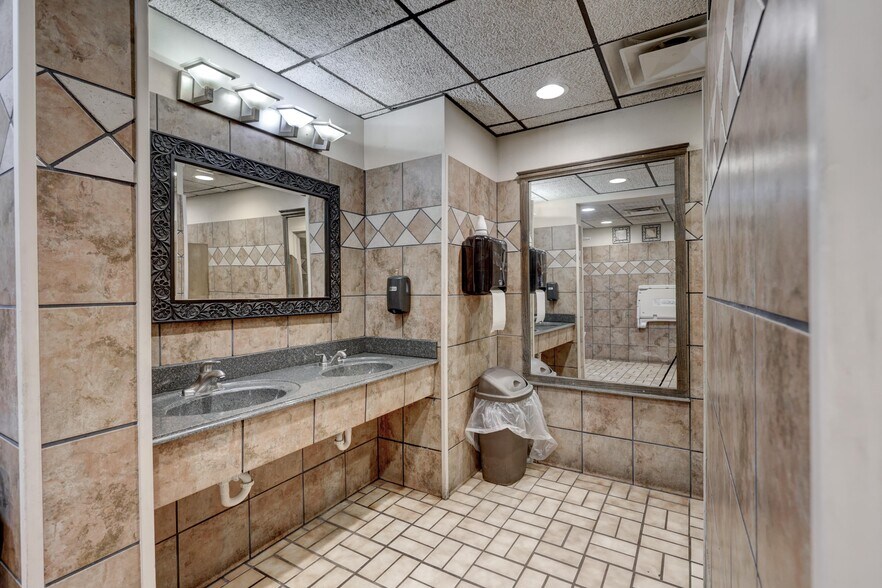 More Photos Of 2728 & 2802 N Rangeline Road, Joplin Flex For Sale