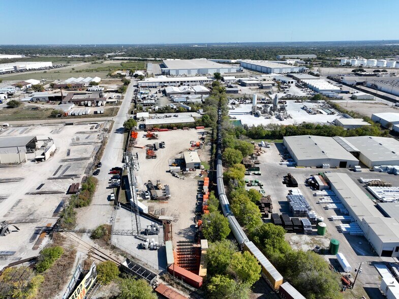 More Photos Of 2420 NE 35th St, Fort Worth Service For Lease