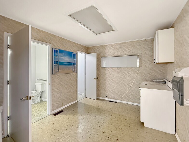 More Photos Of 420 Durant St, South Hill Office For Sale