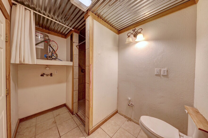 More Photos Of 200 W Murphy St, Alpine Flex For Sale