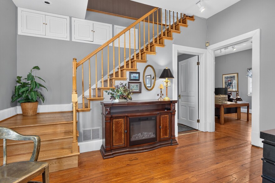 More Photos Of 122 N Locust St, Versailles Office For Sale