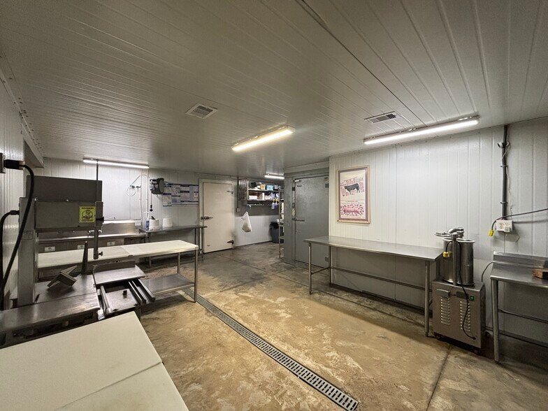 More Photos Of 5959 US-41, Bolingbroke General Retail For Sale