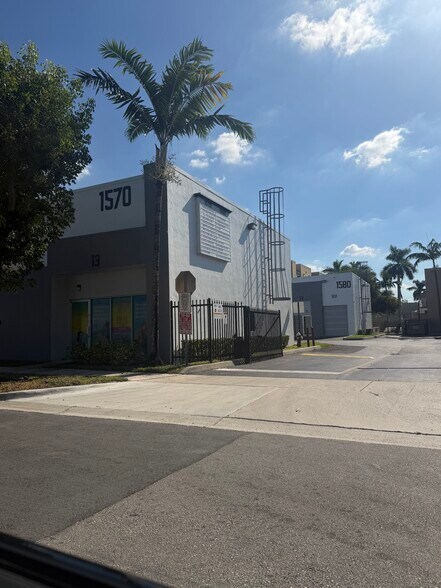 Primary Photo Of 1570 W 38th Pl, Hialeah Flex For Lease