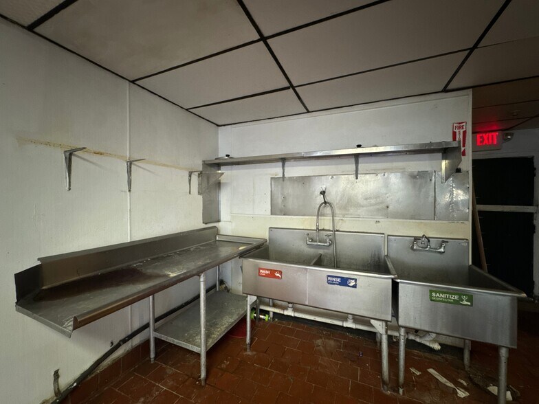 More Photos Of 520 W Broadway, Seminole Flex For Sale