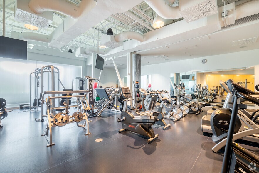 More Photos Of 8275 Rte Transcanadienne, Saint-Laurent Unknown For Lease