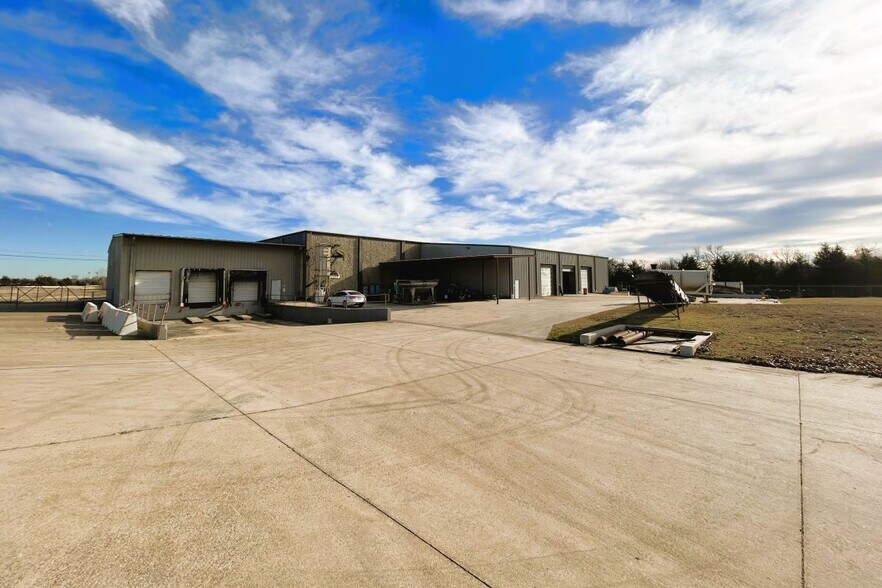 More Photos Of 1916 Gallagher Dr, Sherman Warehouse For Sale