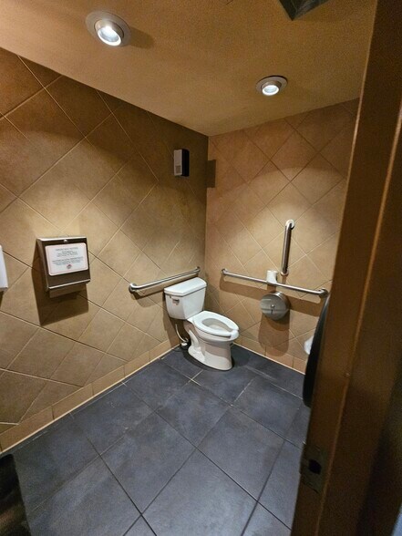 More Photos Of W156N8420 Pilgrim Rd, Menomonee Falls Fast Food For Sale