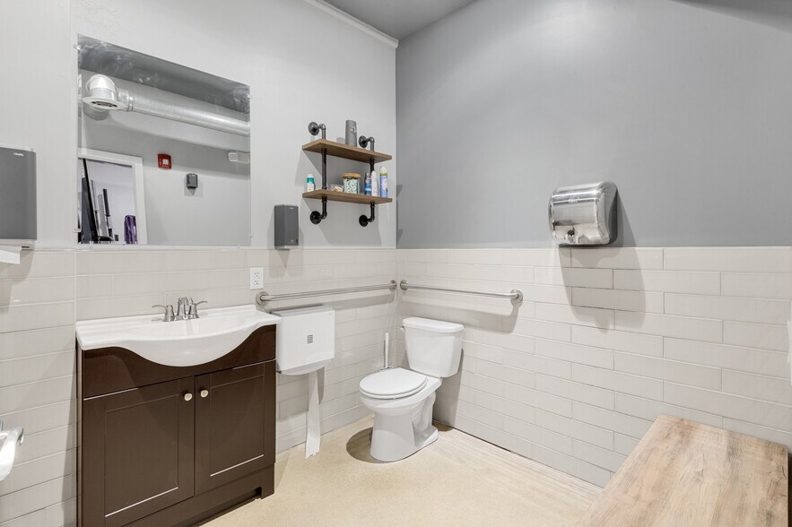 More Photos Of 1140 Frankford Ave, Philadelphia Restaurant For Sale