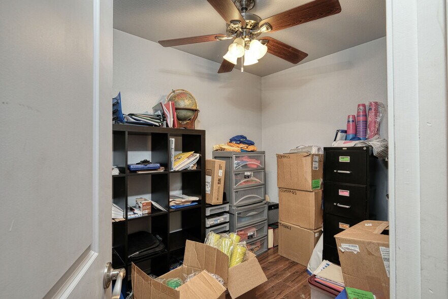 More Photos Of 11 Applegate Cir, Round Rock Distribution For Lease