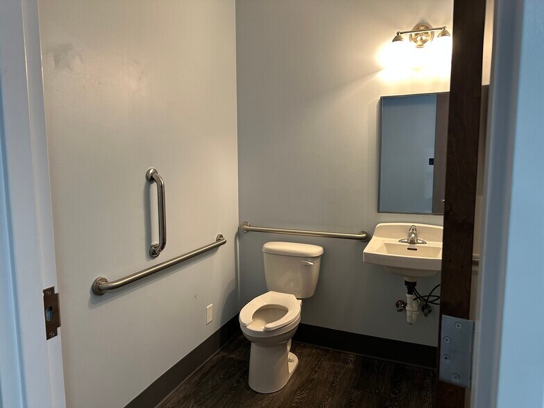 More Photos Of 9130 Otis Ave, Indianapolis Flex For Lease