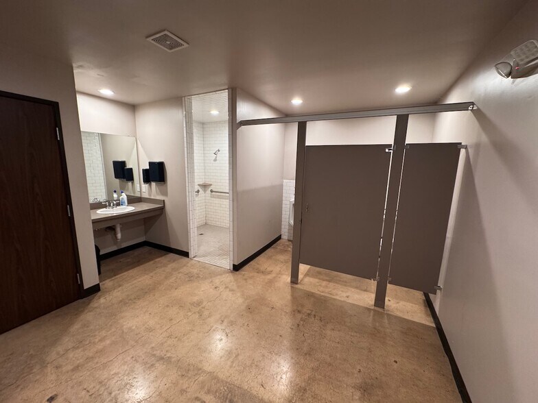 More Photos Of 1753 E State Highway 97, Jourdanton Freestanding For Lease