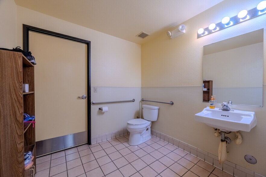 More Photos Of 1570 S Rainbow Blvd, Las Vegas Office For Lease