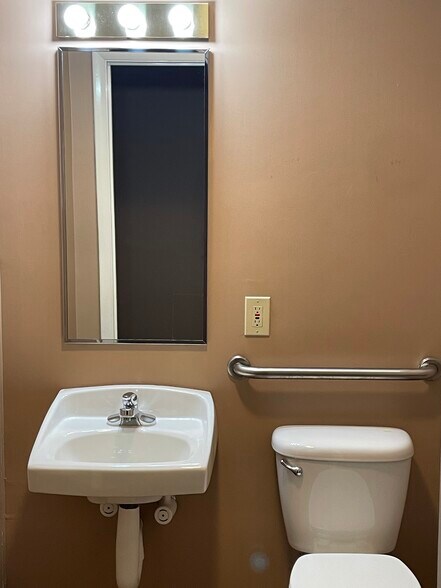 More Photos Of 904 Gallatin Ave, Nashville General Retail For Lease