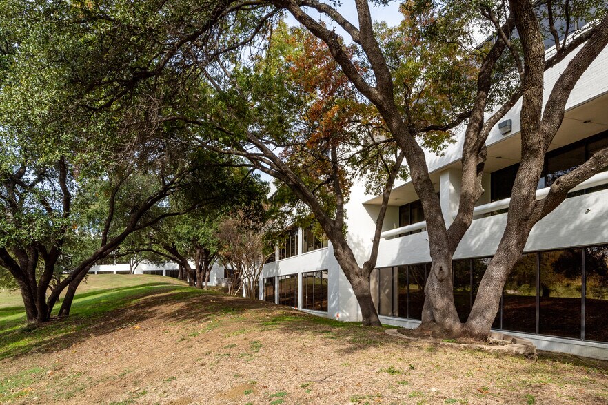 More Photos Of 104 Decker Ct, Irving Unknown For Lease