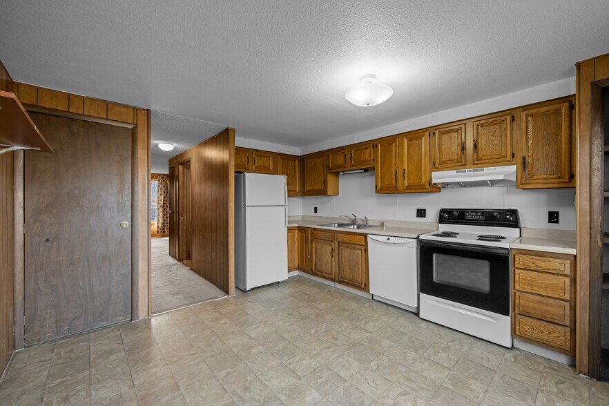 More Photos Of 1300 Balsam St, Lakewood Apartments For Sale