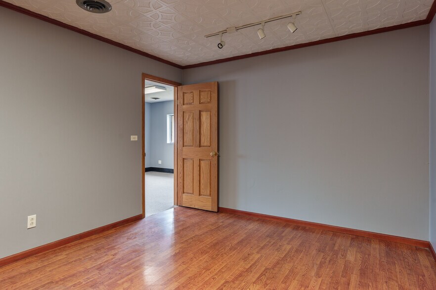 More Photos Of 3944 Auburn St, Rockford Warehouse For Lease