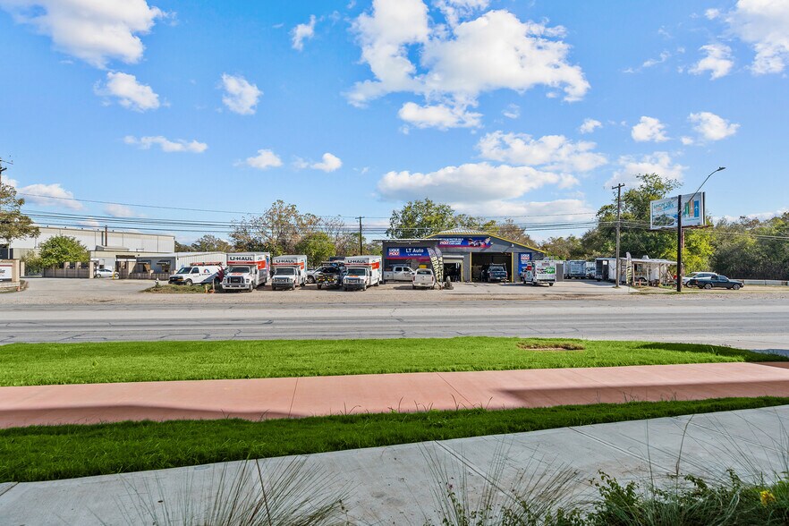 More Photos Of 760 Airport Blvd, Austin Apartments For Lease