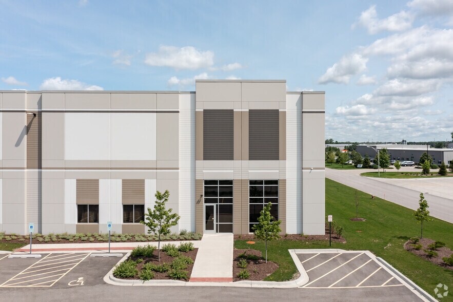 More Photos Of 365-399 Miles Pky, Bartlett Truck Terminal For Lease