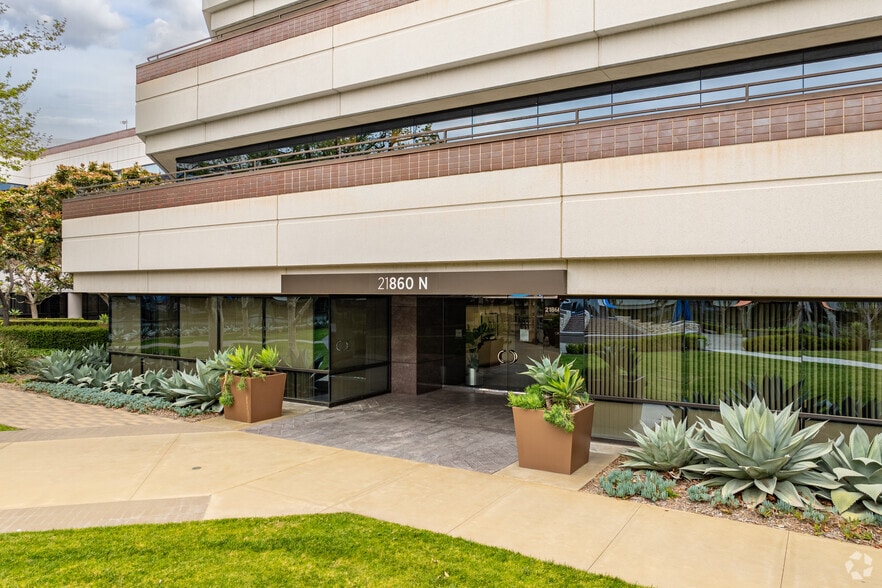 More Photos Of 21860 Burbank Blvd, Woodland Hills Office For Lease