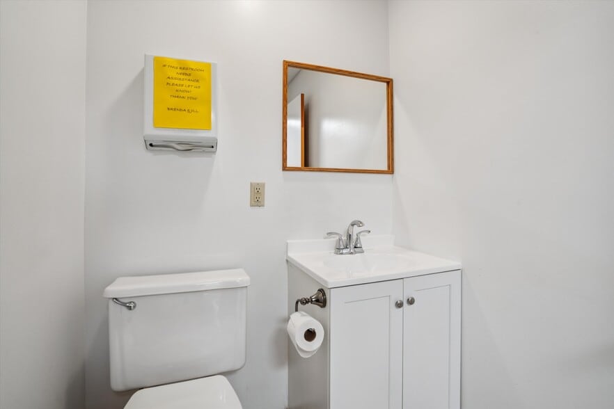 More Photos Of 2721 SW 30th St, Des Moines Office For Sale
