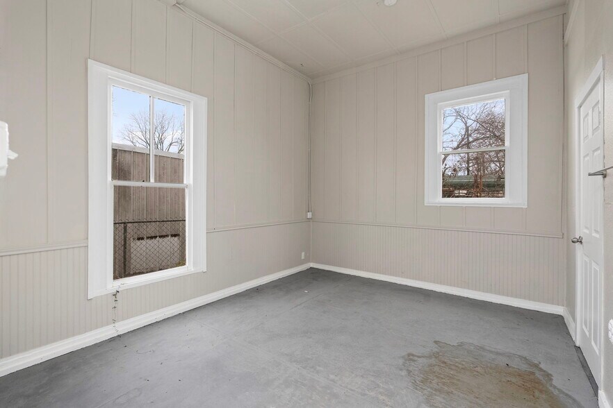 More Photos Of 901 N Saint Joseph St, Gonzales Office For Sale