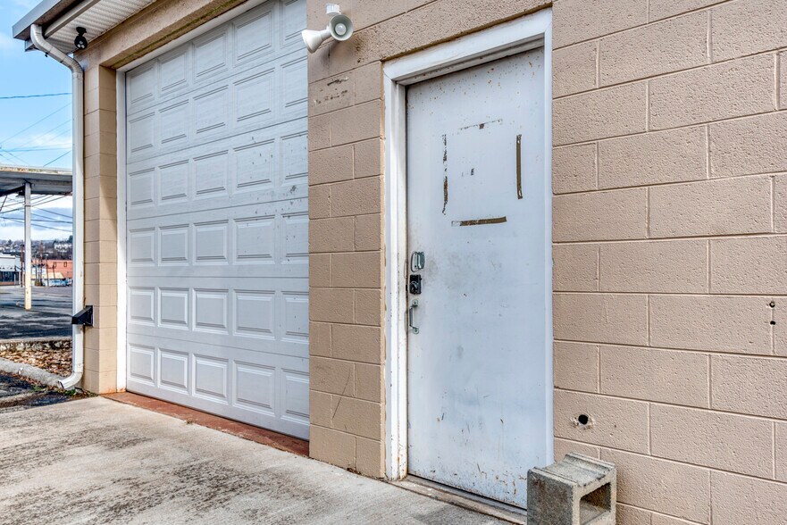 More Photos Of 324 S Commerce St, Marion Loft Creative Space For Sale