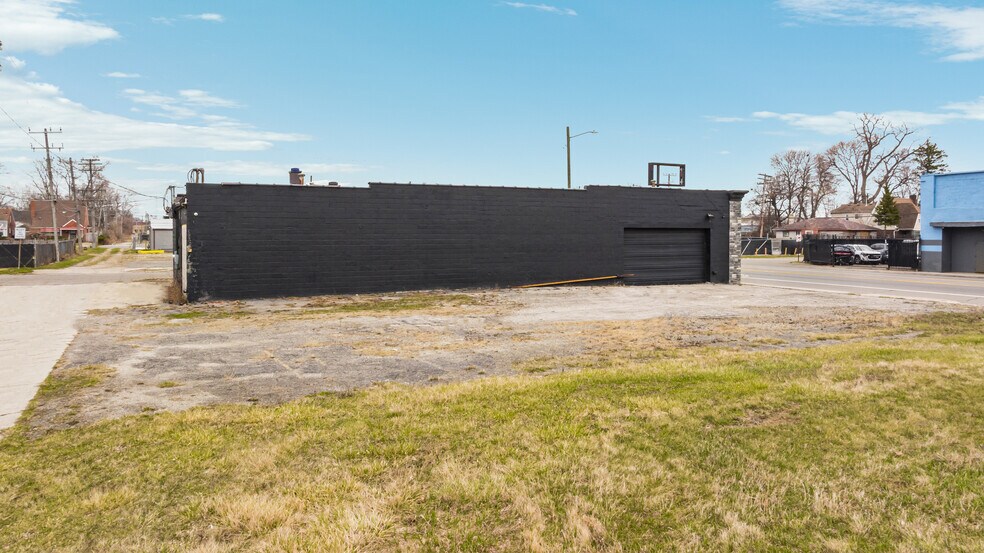 More Photos Of 14700 W Chicago St, Detroit Freestanding For Sale