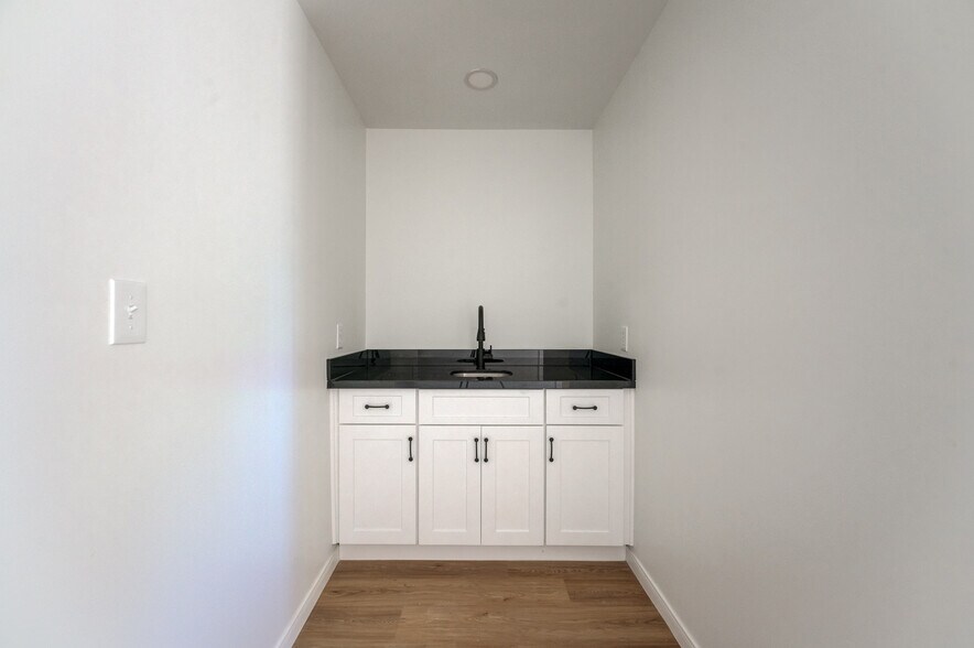 More Photos Of 10215 Papalote St, Houston Showroom For Sale