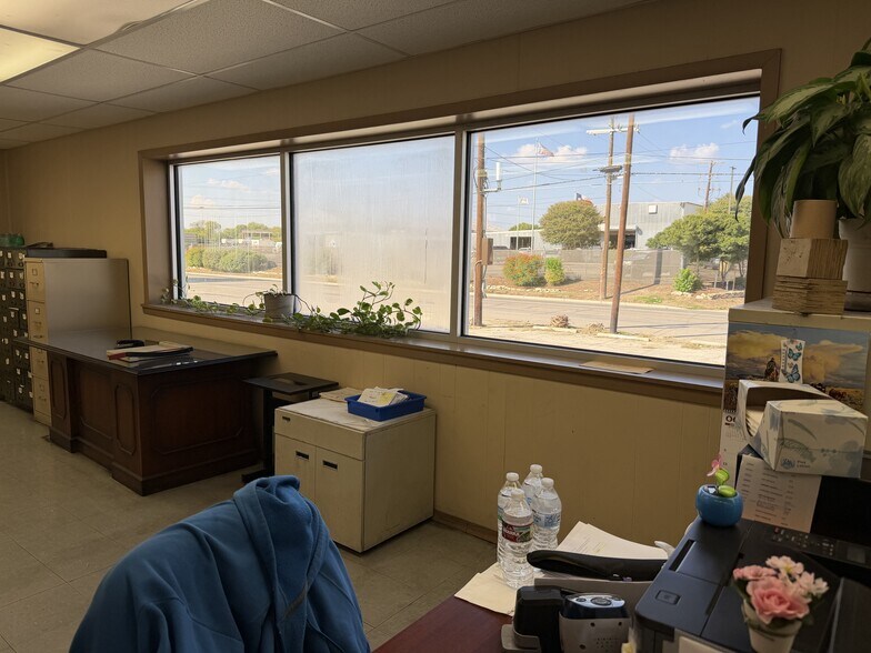 More Photos Of 2026 W Malone Ave, San Antonio Warehouse For Sale