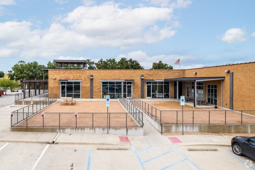 More Photos Of 608 E Hickory St, Denton General Retail For Lease