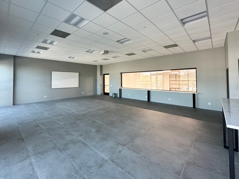 More Photos Of 1825 W Knudsen Dr, Phoenix Airplane Hangar For Sale