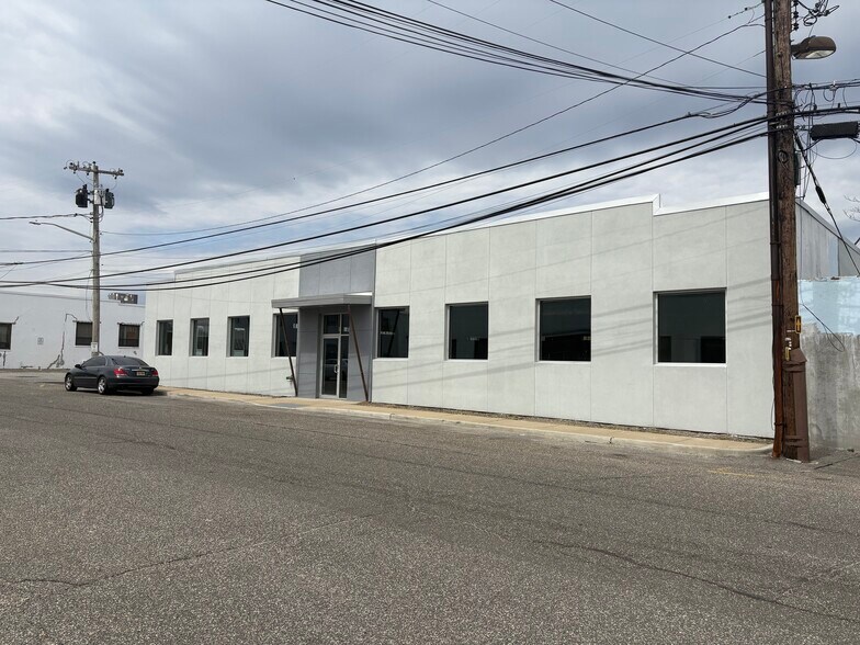 More Photos Of 4 Commercial St, Hicksville Manufacturing For Lease