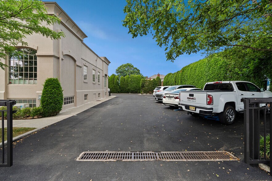 More Photos Of 2777 Hylan Blvd, Staten Island Office For Sale