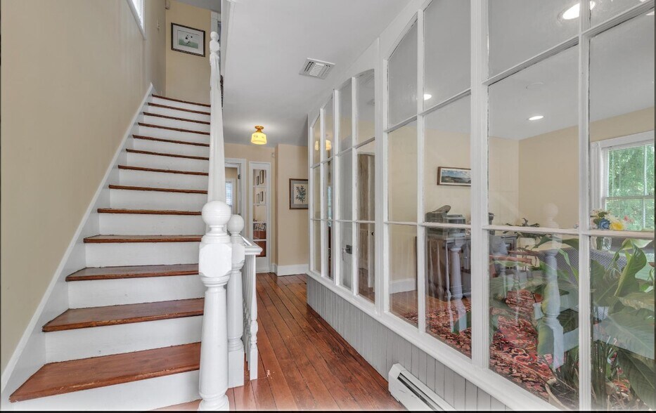 More Photos Of 1433 Old Northern Blvd, Roslyn Office For Lease