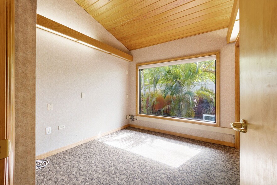 More Photos Of 1701 66th St N, Saint Petersburg Medical For Sale