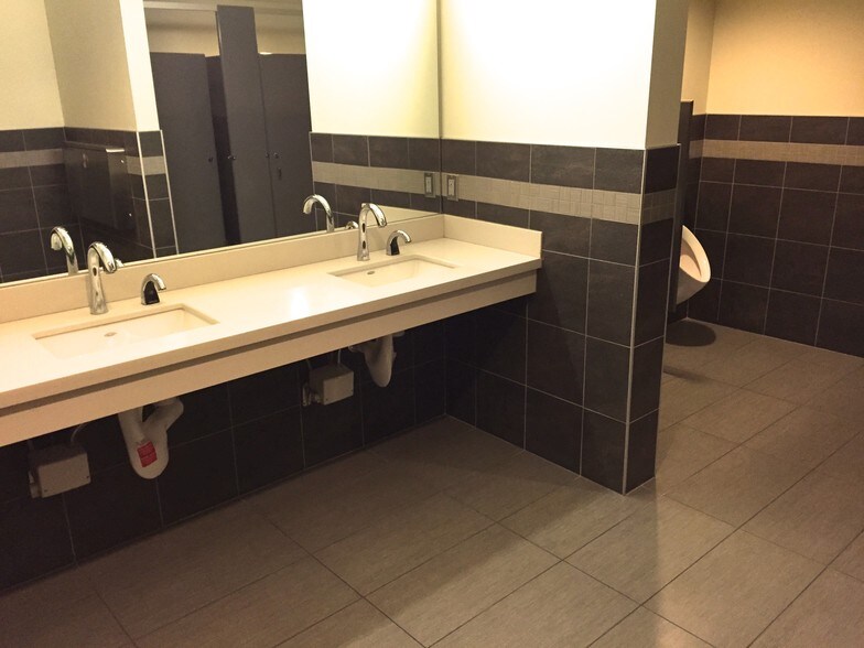 More Photos Of 5920 NE Ray Cir, Hillsboro Office For Sale