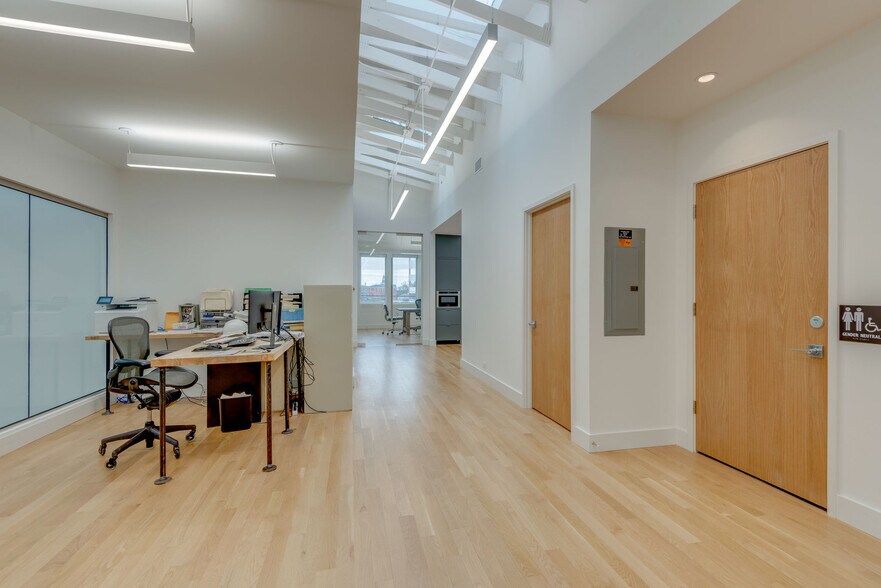 More Photos Of 407 Humphreys St, Nashville Office For Lease