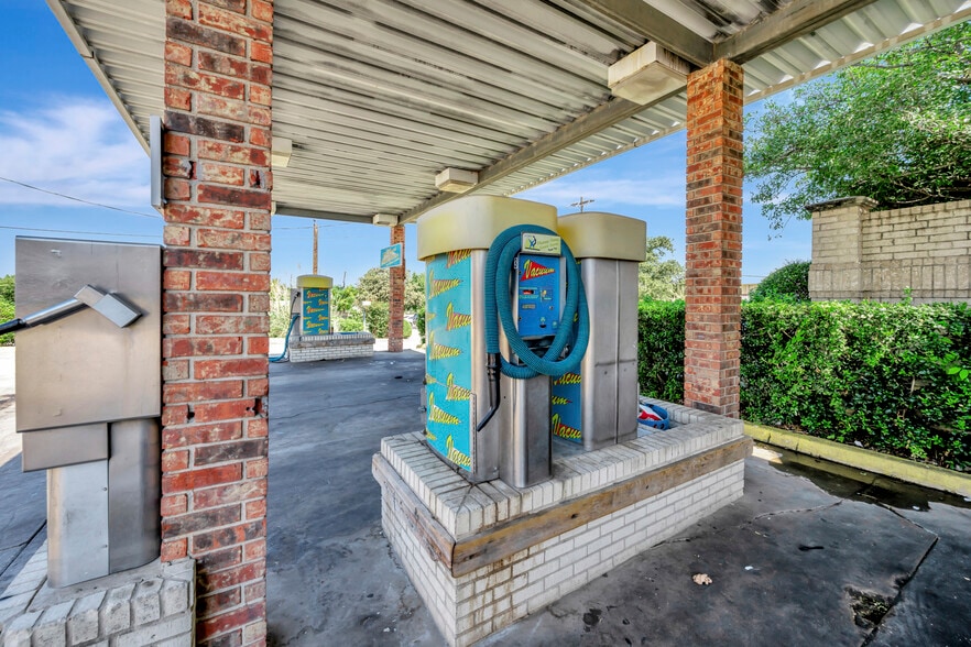 More Photos Of 504 N Euless Main St, Euless Carwash For Sale