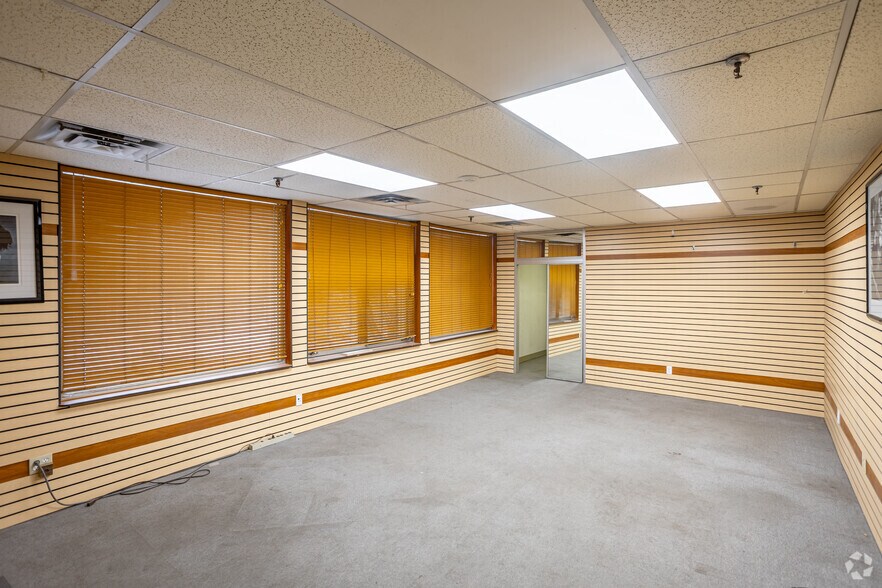 More Photos Of 8520 106A Ave NW, Edmonton Warehouse For Lease