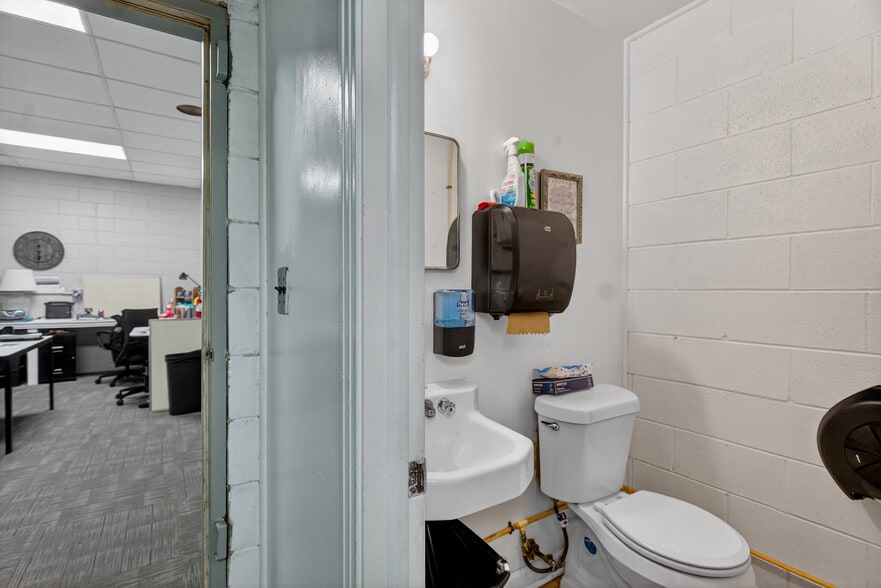 More Photos Of 316 N Lewis St, Lagrange Medical For Lease