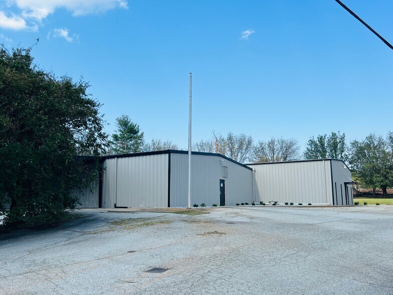 More Photos Of 585 Old Georgia Rd, Moore Warehouse For Lease