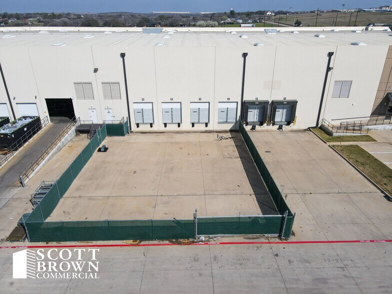 More Photos Of 1550 N Western Blvd, Denton Warehouse For Lease