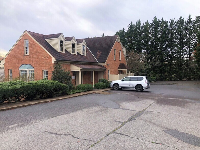 More Photos Of 156 E Market St, Martinsville Office Residential For Lease
